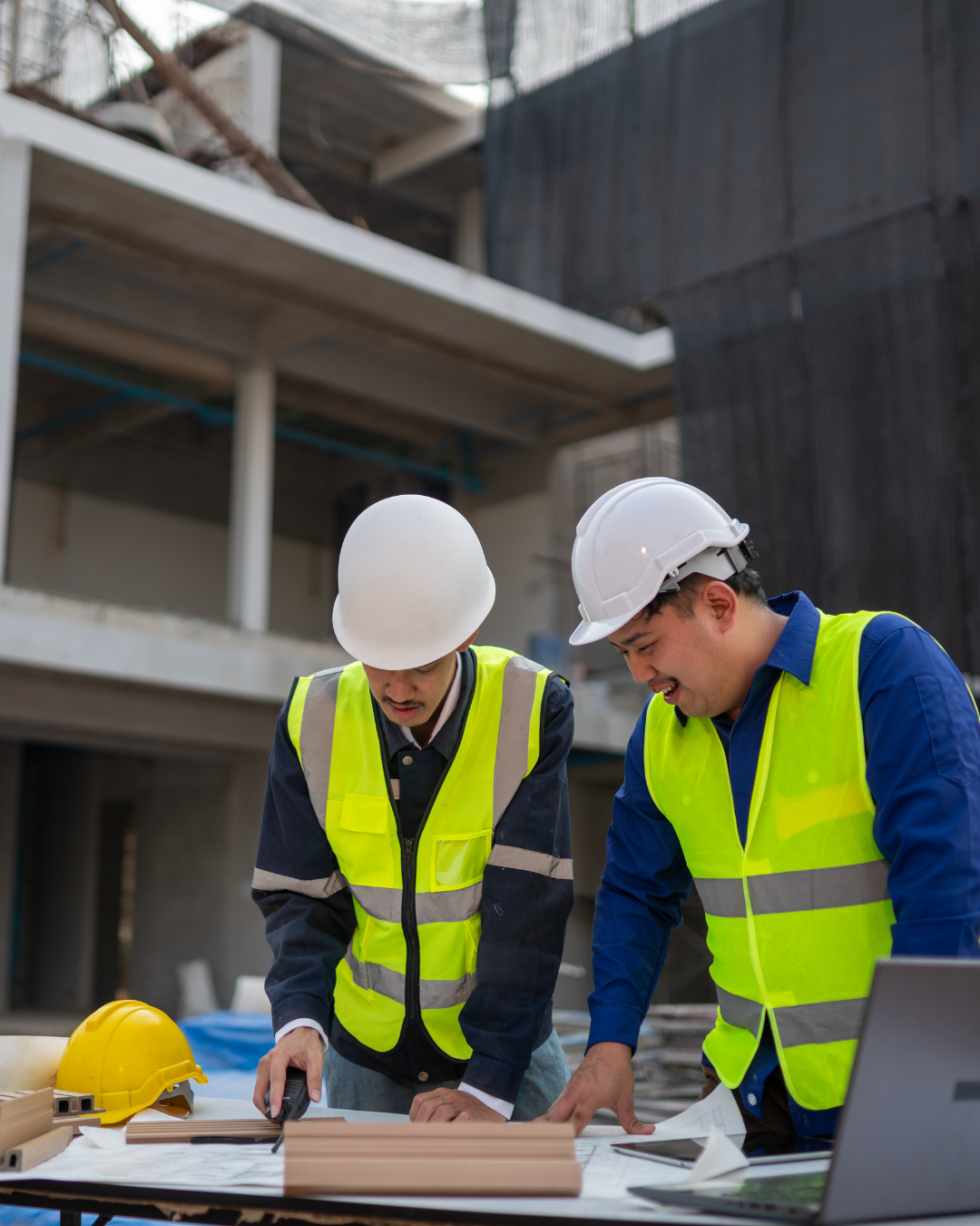 Profesionales revisando planos y documentación de seguridad en obra