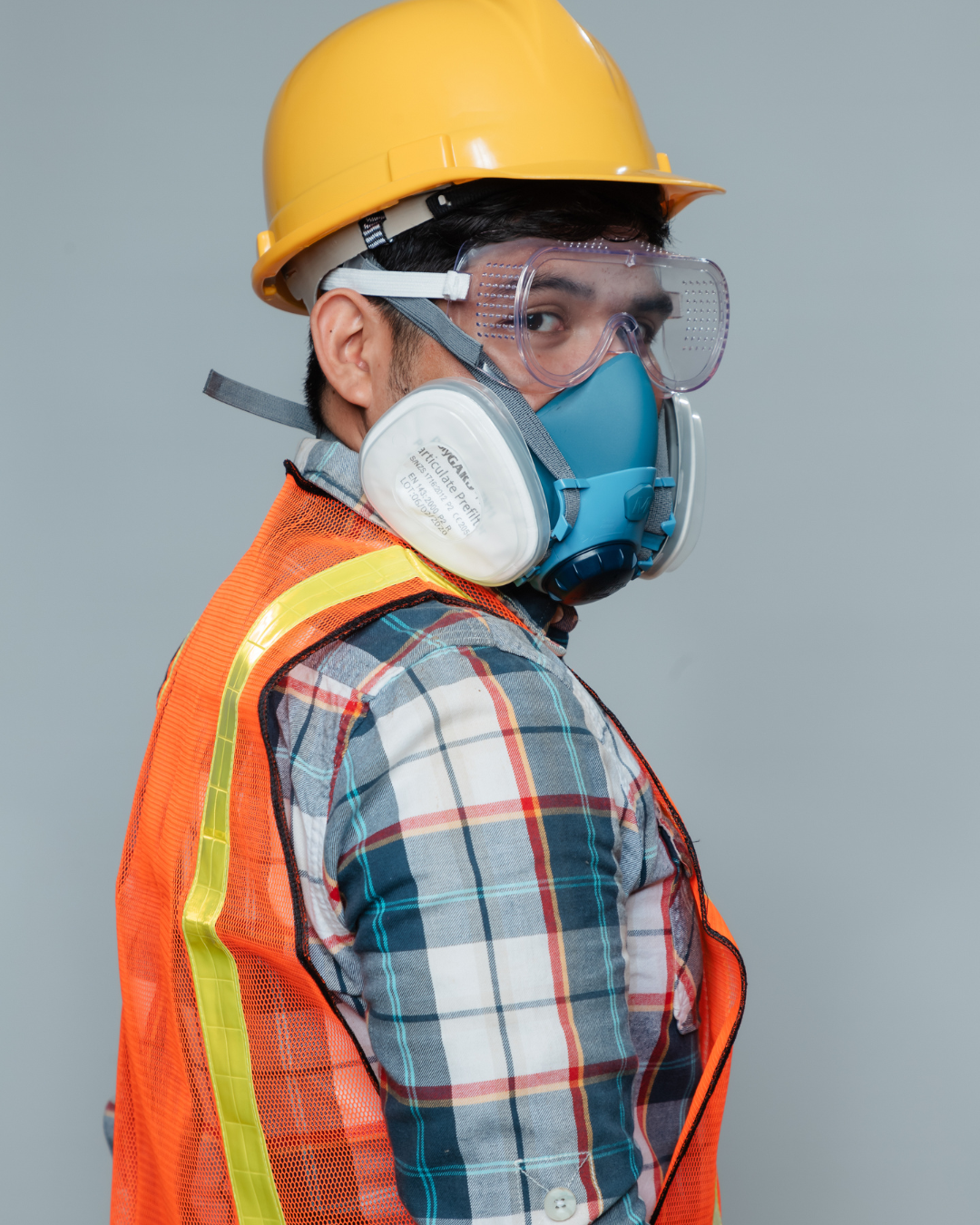 Trabajador con protección respiratoria y ocular para control de riesgos ocupacionales